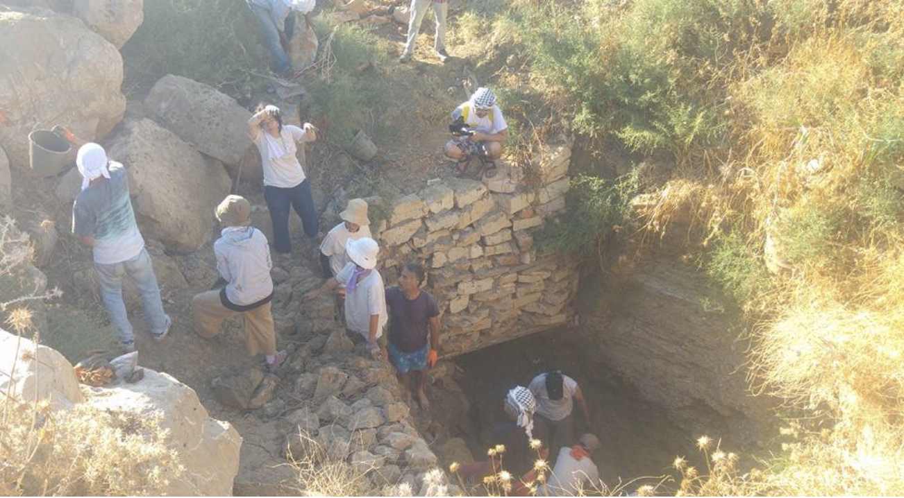 イスラエルによって埋め立てられた井戸の、早朝からの復旧作業